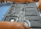 Bild p&aring; ett batteri i en MacBook