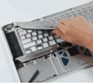 Ett tangentbord som lossas fr&aring;n ett MacBook-chassie