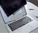 En displaypanel som har lossats fr&aring;n en MacBook